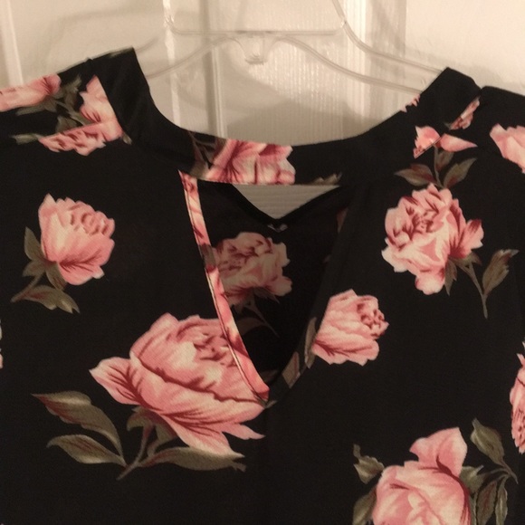 Harve Bernard Black Floral Blouse NWT - Picture 2 of 5